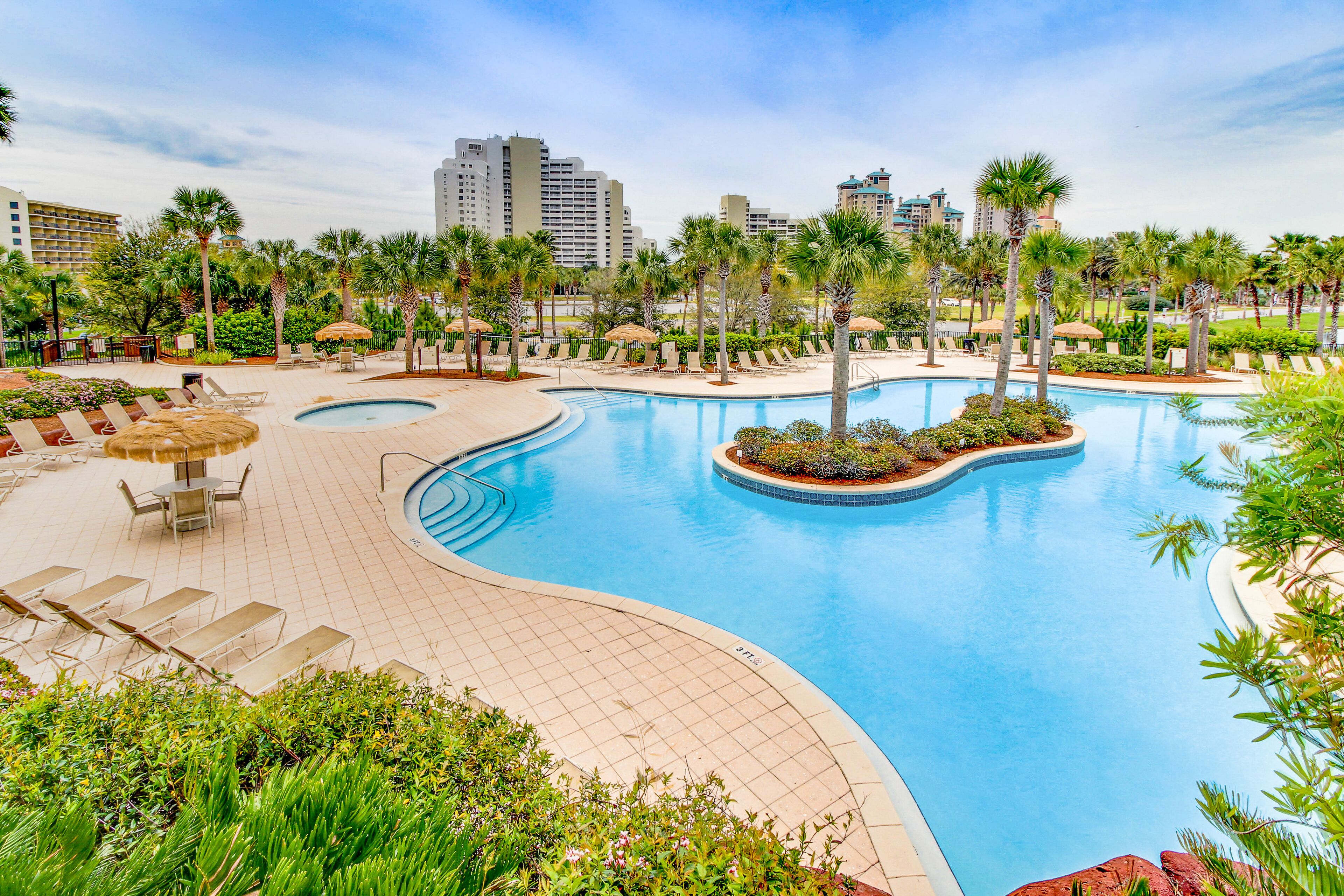 Cozy coastal efficiency w/shared pool, hot tub & easy beach access