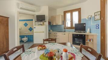 Een koelkast, een magnetron, een oven, een kookplaat