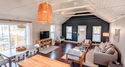 The Sycamore Cottage - 2 BR & 1.5 Bath - Hot Tub - Steps to Downtown