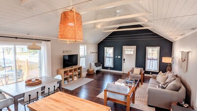 The Sycamore Cottage - 2 BR & 1.5 Bath - Hot Tub - Steps to Downtown