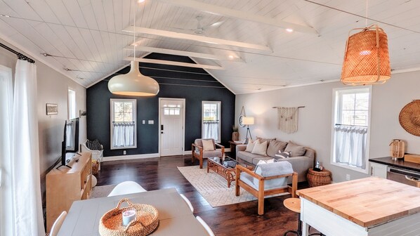 Smart TV - The Sycamore Cottage - 2 BR & 1.5 Bath - Hot Tub - Steps to Downtown (Three Oaks)