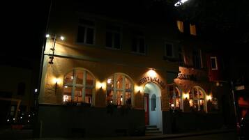 Façade de lâhĂ©bergement - soirĂ©e/nuit