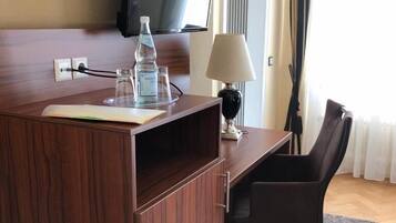 Chambre Double | Literie hypoallergénique, coffres-forts dans les chambres, bureau