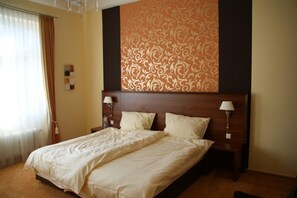 Habitación básica doble | Ropa de cama hipoalergénica, caja fuerte, escritorio y cortinas opacas