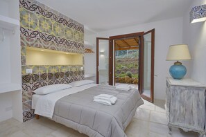 4 間睡房、房內夾萬、書桌、熨斗/熨衫板