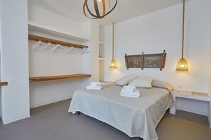 4 camere, una cassaforte in camera, una scrivania, ferro/asse da stiro