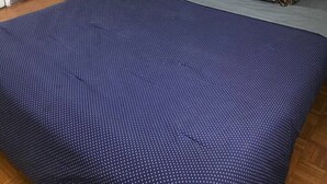 Une chambre à coucher avec un lit, un miroir et un coussin à motifs léopard.