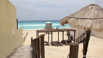 Beach nearby, sun loungers, beach towels