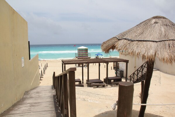 In Strandnähe, Liegestühle, Strandtücher