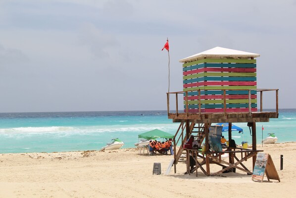Beach nearby, sun loungers, beach towels