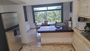 Kühlschrank, Mikrowelle, Herdplatte, Wasserkocher mit Kaffee-/Teezubehör
