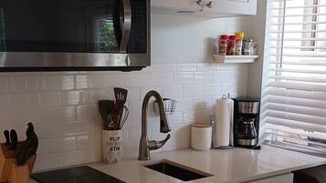 Réfrigérateur, micro-ondes, cafetière/bouilloire, bouilloire électrique