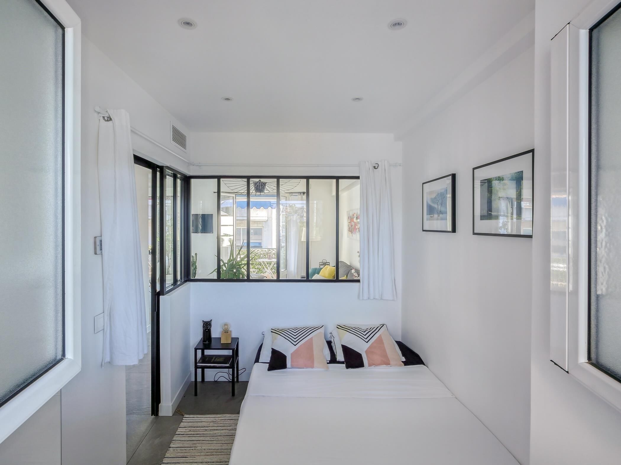 2 bedrooms, iron/ironing board, internet