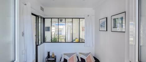 2 bedrooms, iron/ironing board, internet