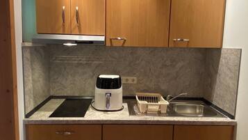 Fridge, stovetop, coffee/tea maker, toaster