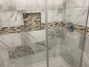 Combined shower/bathtub, hair dryer, towels, soap - RheLi Amazing Vacation Rentals -  Blairmore, Crowsnest Pass (Crowsnest Pass)