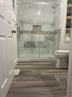 Combined shower/bathtub, hair dryer, towels, soap - RheLi Amazing Vacation Rentals -  Blairmore, Crowsnest Pass (Crowsnest Pass)
