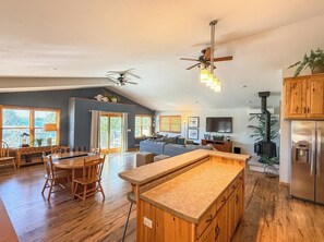 Televisio, takka, videopelejä, DVD-soitin