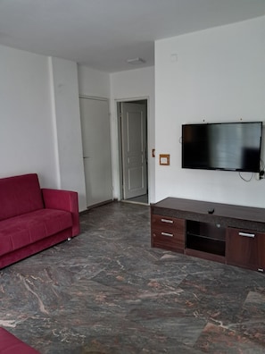 Suite familiar | Área de sala de estar | Televisión LCD de 82 cm con canales vía satélite y televisión 