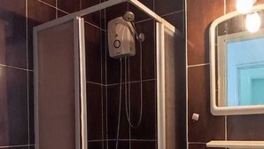 A bathroom with a shower enclosure, a toilet, and a sink. - Miramonte Apart Hotel (Marmaris)
