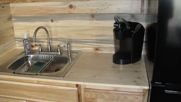 Kühlschrank, Mikrowelle, Wasserkocher mit Kaffee-/Teezubehör, Toaster