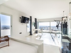 4 bedrooms, iron/ironing board, internet, bed sheets
