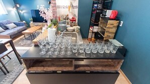 Un salon moderne avec une table basse noire, un canapé et un téléviseur.