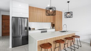 Fridge, microwave, oven, stovetop - 94 Cascade Boulevard Palm Cove (Palm Cove)