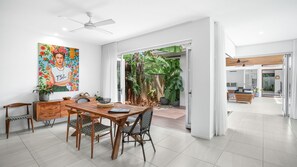 Dining - 94 Cascade Boulevard Palm Cove (Palm Cove)