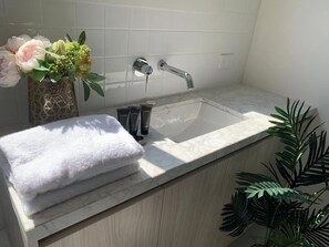 Shower - Delicate Bundoora townhouse 10 (Bundoora)