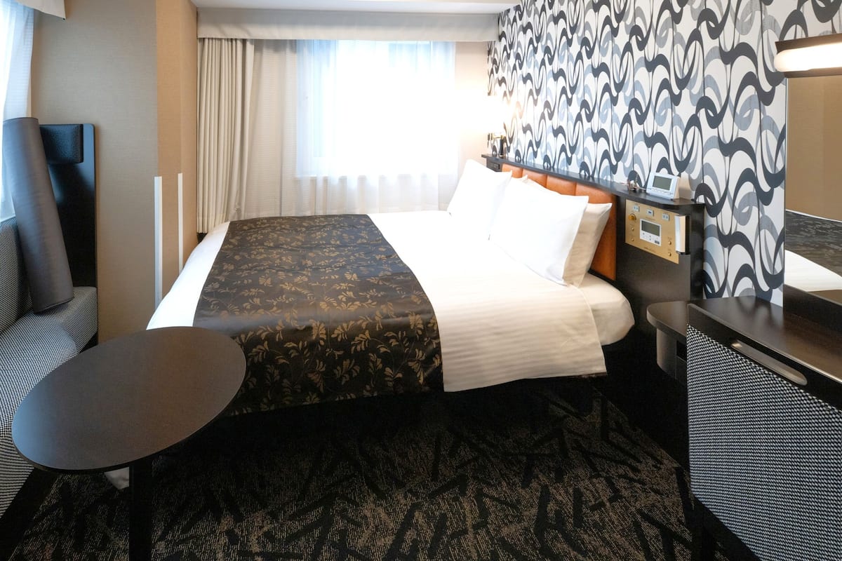 Edredones de plumas, escritorio, wifi gratis y ropa de cama