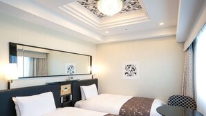 A hotel room with two beds, a desk, a chair, and a small table. - APA HOTEL Nihombashi Bakuroyokoyama Ekimae (Tokyo)