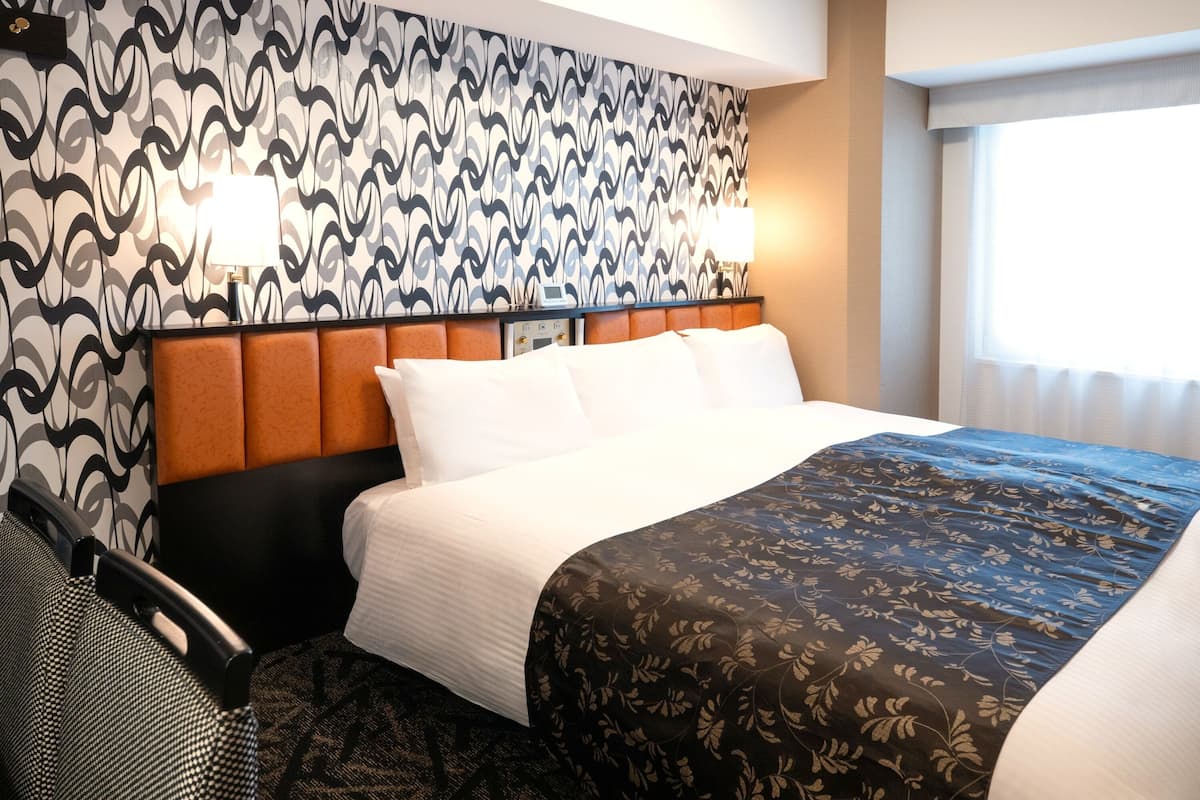 Habitación familiar con 2 camas individuales, 1 cama de matrimonio grande, no fumadores | Edredones de plumas, escritorio, wifi gratis y ropa de cama