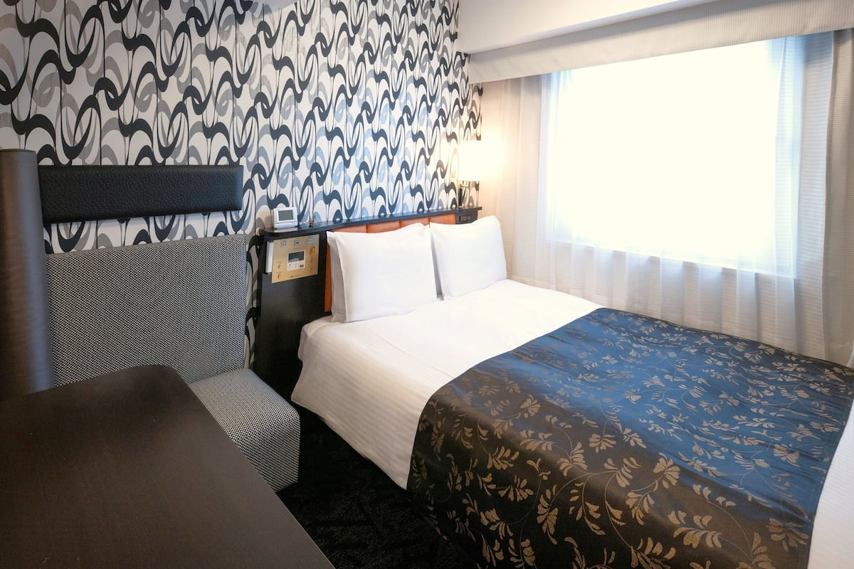 Edredones de plumas, escritorio, wifi gratis y ropa de cama