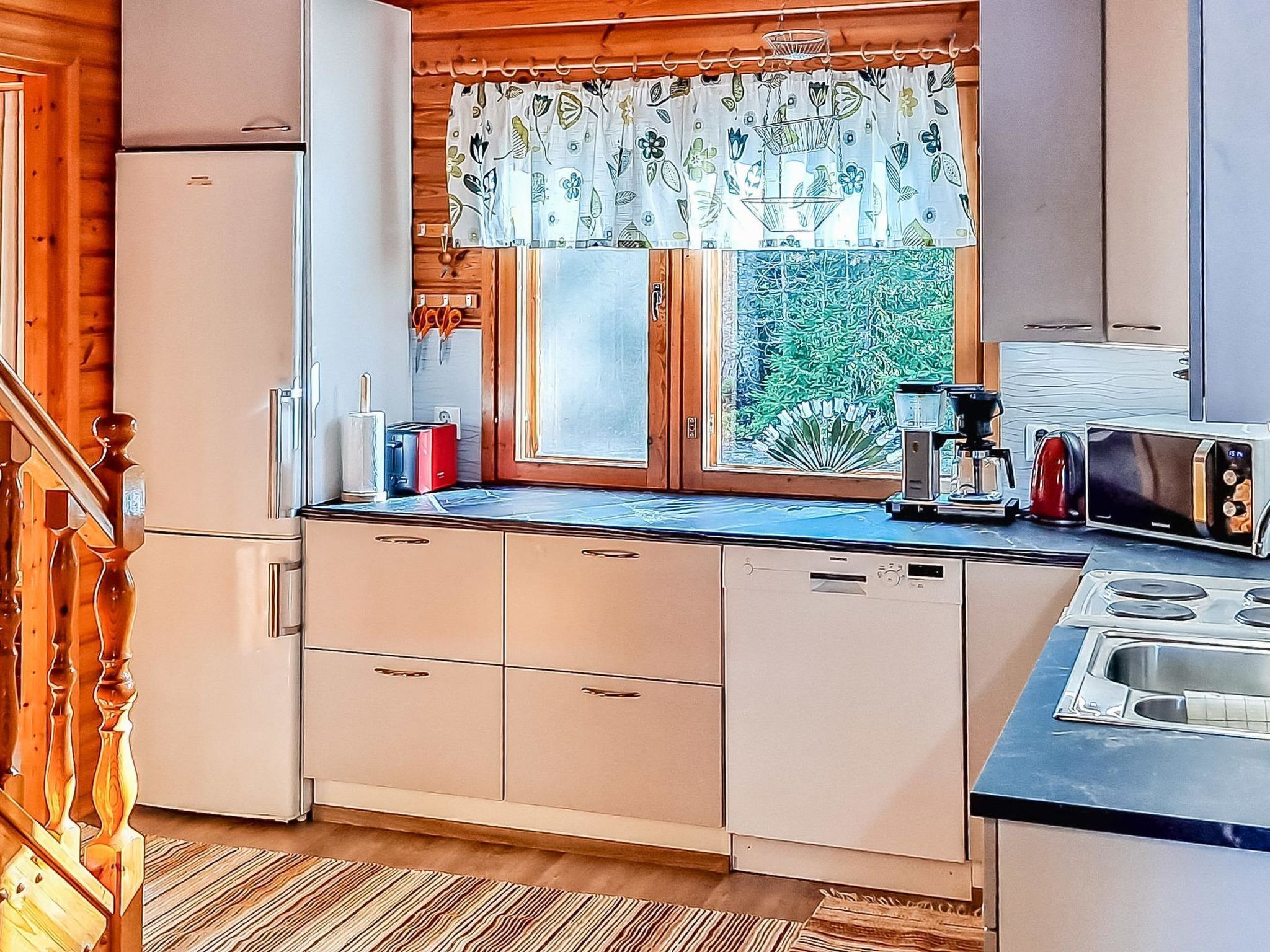 Jääkaappi, mikroaaltouuni, astianpesukone