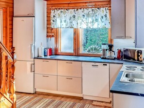 Refrigerador, microondas, lavavajillas, utensilios de cocina