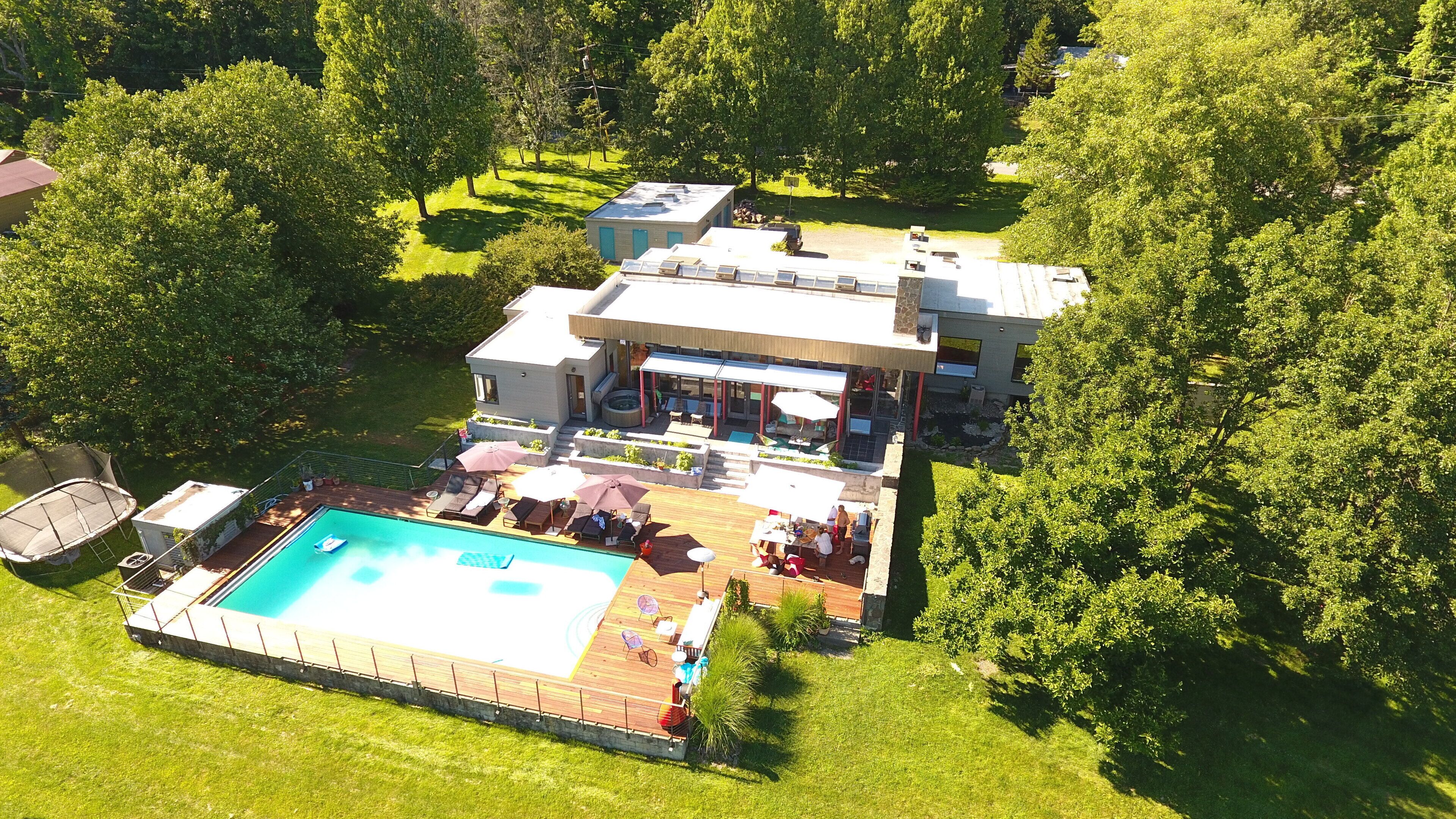 Mid Century Modern- Hot tub-Ski-View- Fireplaces-Pond-35 min to Woodstock