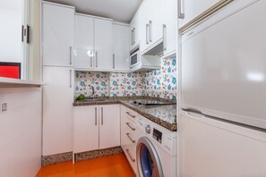 Refrigerador, microondas, placa de cocina, cafetera/tetera