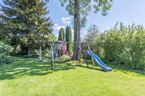 Children’s area - Apartment "Julia" with Lake View, Mountain View, Wi-Fi, Garden & Terrace (Taching am See)