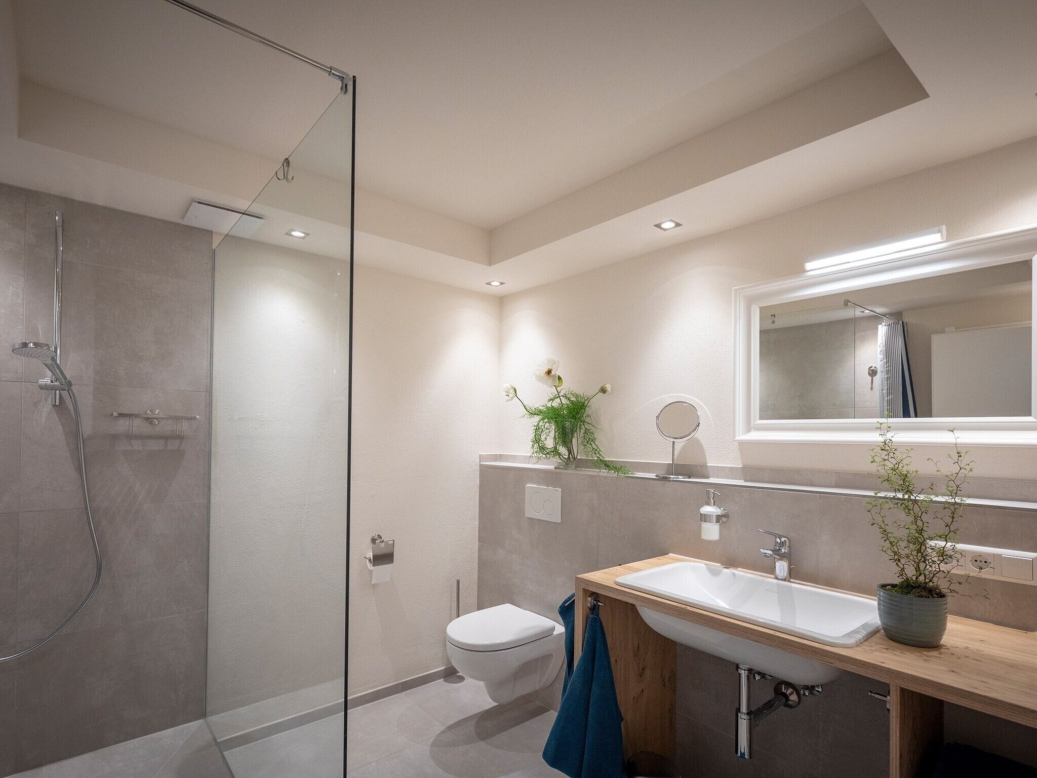 Douche, séchoir à cheveux, serviettes fournies