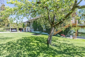 Property grounds - Apartment "Julia" with Lake View, Mountain View, Wi-Fi, Garden & Terrace (Taching am See)