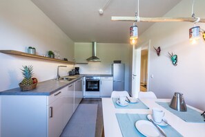 Geladeira, fogão, cooktop, lava-louças