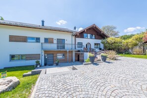 Exterior - Attic Double Room "Rudi" with Lake View, Mountain View, Balcony & Garden (Taching am See)