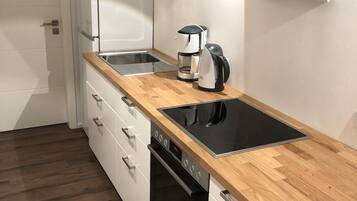 Fridge, oven, stovetop, coffee/tea maker