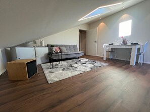 TV, ping pong, stereo - Attic Double Room "Rudi" with Lake View, Mountain View, Balcony & Garden (Taching am See)