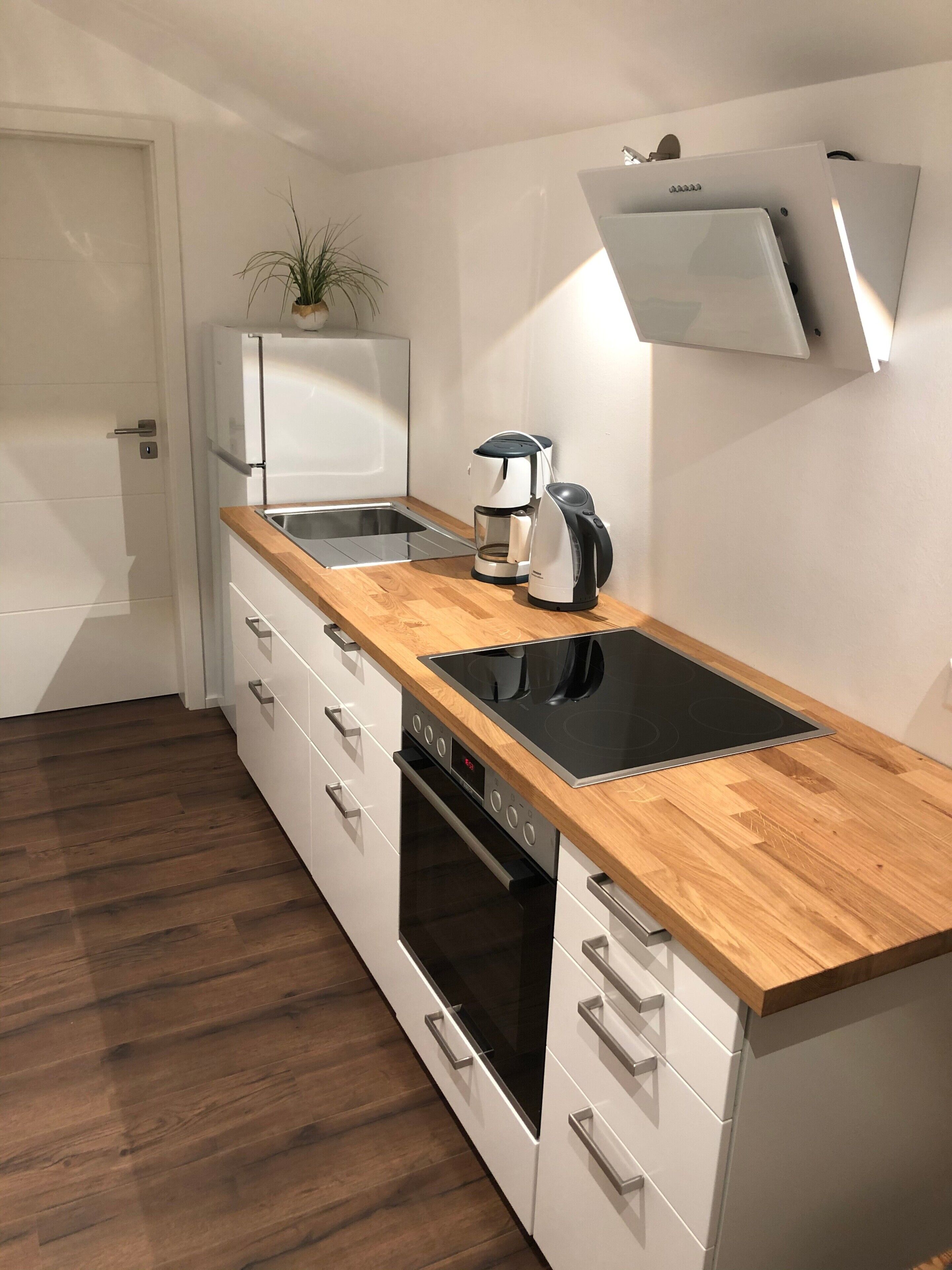 Kühlschrank, Ofen, Herdplatte, Wasserkocher mit Kaffee-/Teezubehör