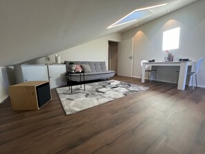 Televisio, pöytätennispöytä, stereot