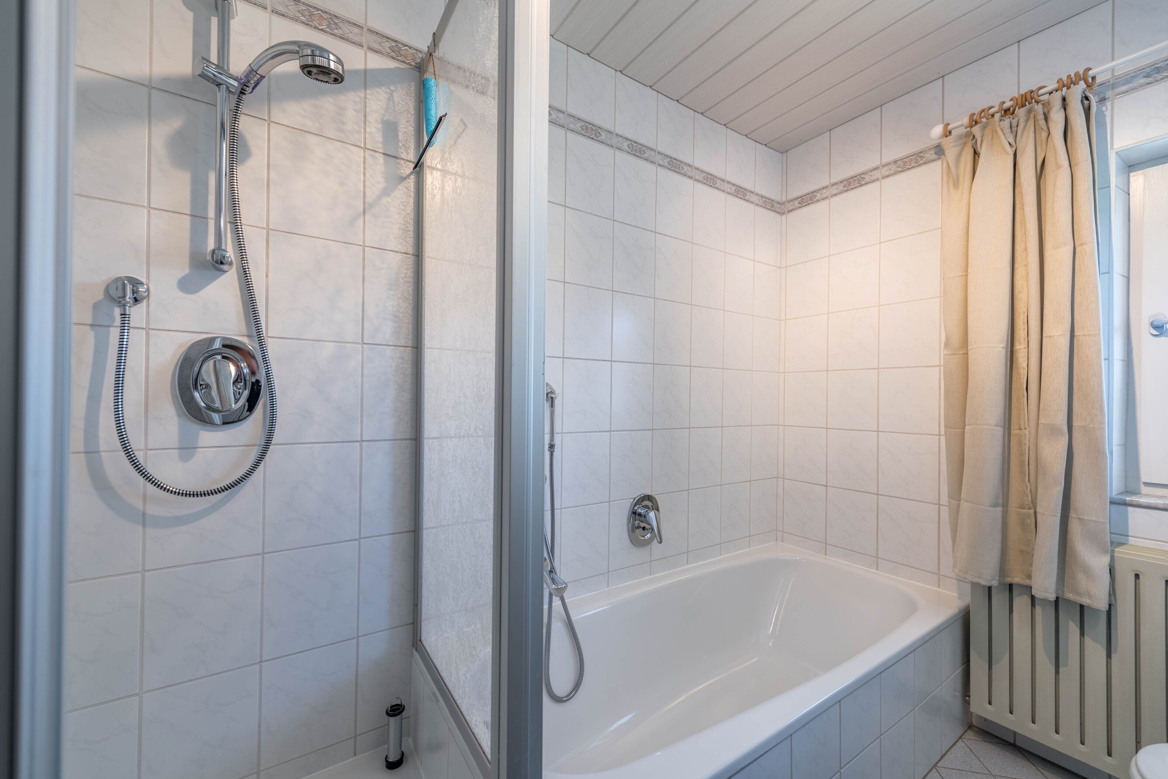 Tina, secadora de cabello, toallas 