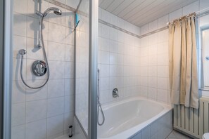 Baignoire, sèche-cheveux, serviettes fournies