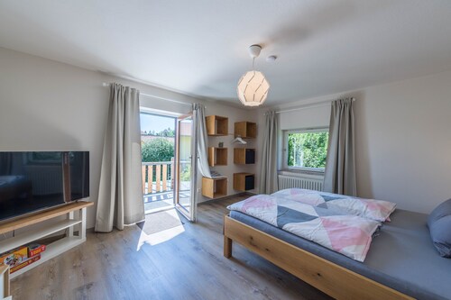 Ferienwohnung "Selina" mit Seeblick, Bergblick, Balkon & Garten